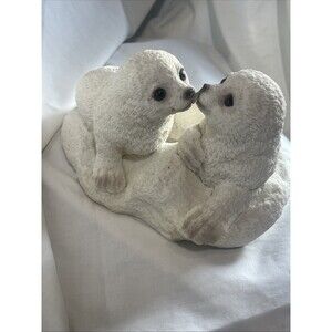 United Design Classic Critters Kissing Seals New/ Unboxed Small Scratch